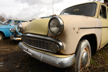 Fototapeta na wymiar The old rusty car