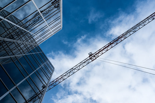 tour chantier grue construction ciel bleu building verri&egrave;re bureau quartier industrie architecture