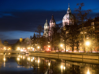 Fototapeta premium Münchner Kirche St. Lukas zur blauen Stunde mit Spiegelung im Wasser, München