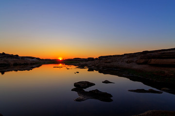 Naklejka premium sunrise at the lake
