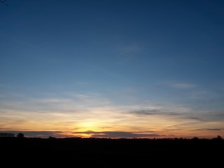 Fototapeta na wymiar Goldener Sonnenaufgang über Feld