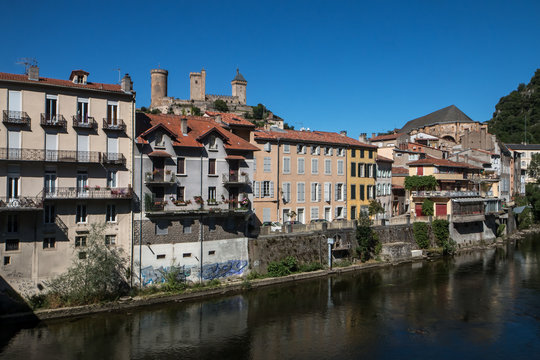 Ville de Foix dans l' Ari&egrave;ge avec son ch&acirc;teau
