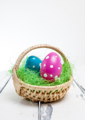 dekorativa påskägg i en korg