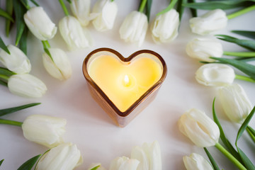 свеча - сердце и белые тюльпаны