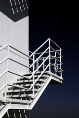 Treppe im Licht mit Schatten und tiefblauem Himmel