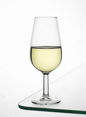 Copa de vino fino en mesa de cristal