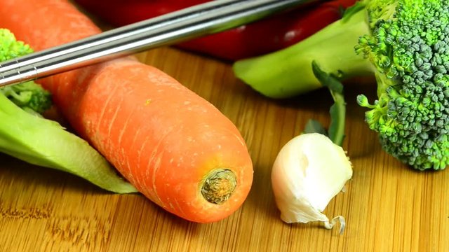 rohes Gem&uuml;se mit Essst&auml;bchen auf einem Drehteller