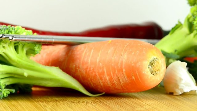 rohes Gem&uuml;se mit Essst&auml;bchen auf einem Drehteller