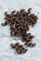 glutenfri bönpasta på marmor bakgrund