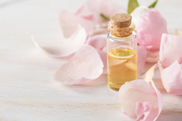 Obraz na płótnie Canvas Roses aroma oil for aromatherapy,pink roses petals