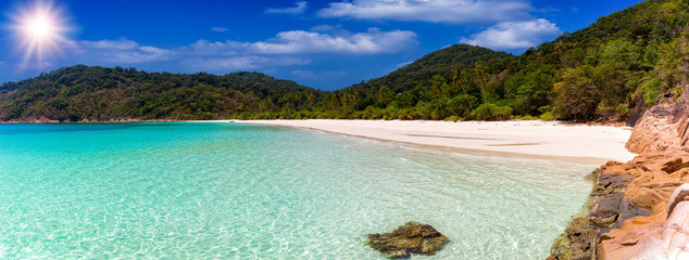 Panorama eines einsamen, tropischen Strand in Malaysia