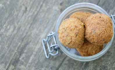 acras de morue, dans bocal sur fond bois