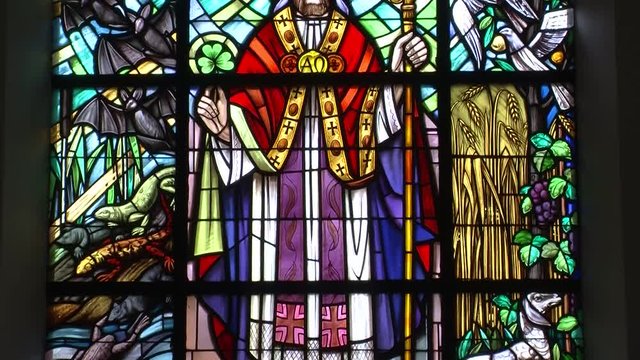 Bemaltes Kirchenfenster (Heiligenfigur mit Bischofsstab)  - vertikaler Kameraschwenk