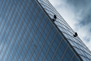 gratte ciel building tour nettoyer vitre façade spécialiste alpiniste escalade corde verrière vertige © shocky