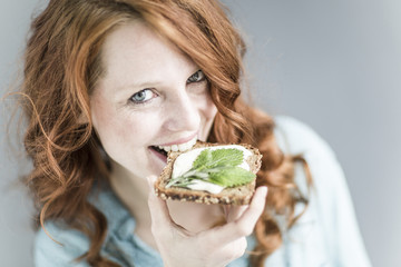 Frau rothaarig mit Schnitte und Kräutern