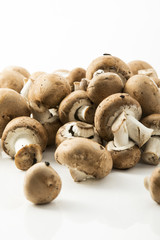 braune Champignons vor weißem Hintergrund