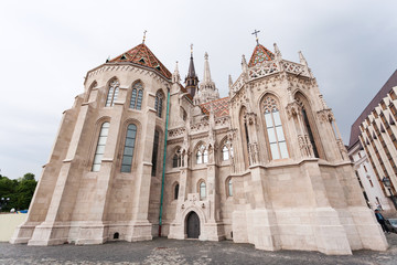 Obraz premium St. Matthias Church in the Fisherman's Bastion in Budapest, Hungary. Cloudy weather, dramatic sky