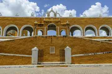 Fototapeta premium entrance in the convent of San Antonio of Padua in Izamal, Yucatan, Mexico.