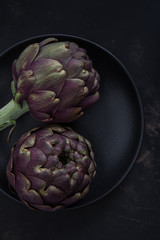 Artischocken auf einem alten rostigen Hintergrund