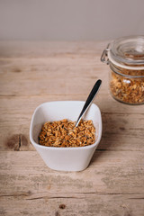 Müsli auf Holztisch