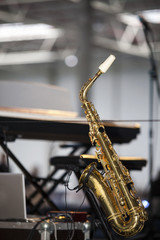 Obraz premium Saxophone on the stage before a concert