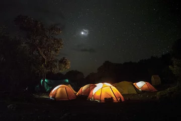 Photo sur Plexiglas Kilimandjaro Tentes illuminées sur Kilimajaro, route de Marangu, Tanzanie
