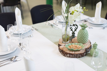 Festliche Tischdekoration für eine Hochzeitsfeier