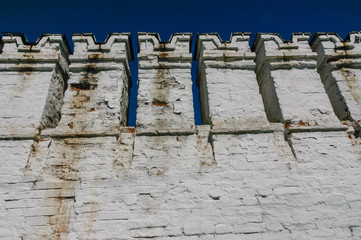 Naklejka premium Old white brick wall