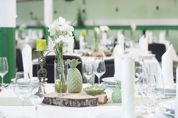 Festliche Tischdekoration für eine Hochzeitsfeier