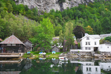 Fototapeta na wymiar Häuser am Geirangerfjord