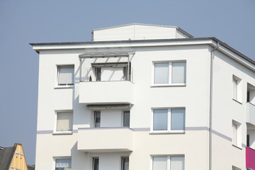 Fototapeta na wymiar Moderne Wohnhäuser, Balkone