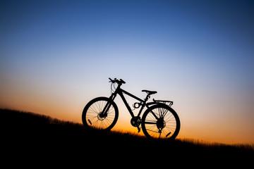Obraz na płótnie Canvas The silhouette of mountain bike