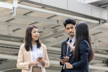 Fototapeta premium Business people discuss outside office