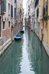 Fototapeta na wymiar Venezia, canale tra i palazzi