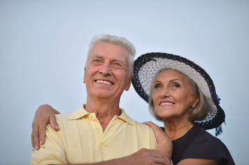 Obraz premium Happy elderly couple embracing