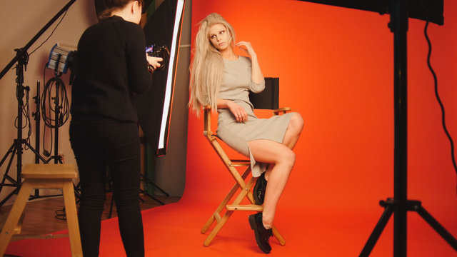 Blonde girl posing in studio for photographer - Photo session