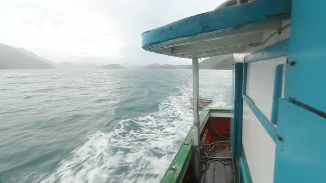 Lateral shot of boat sailing