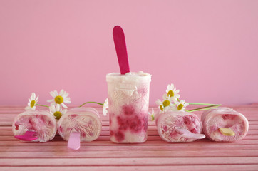 Quark-Himbeer Eis am Stiel