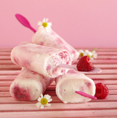 Quark-Himbeer Eis am Stiel