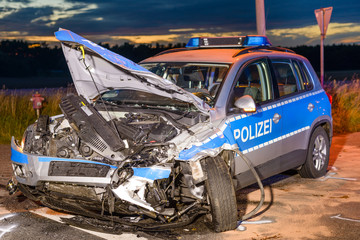 Polizeifahrzeug verunfallt