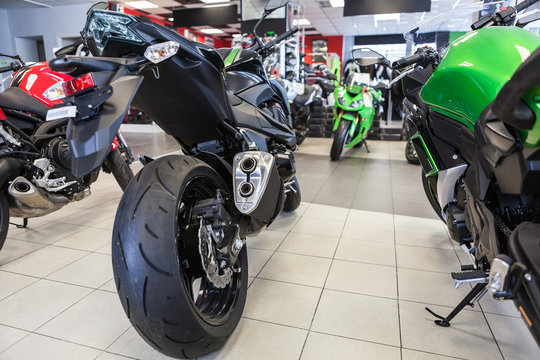 Fototapeta Naked motorbikes standing in show room at sale. Motorcycle store