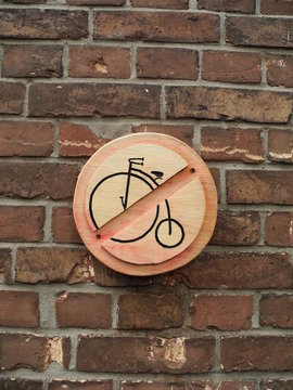 Schild für Hochräder verboten