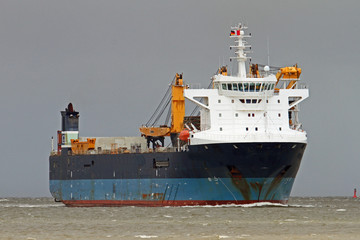 blaues Dockschiff bei Cuxhaven