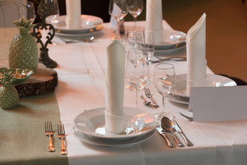 Festliche Tischdekoration für eine Hochzeitsfeier