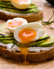 avocado and egg sandwich
