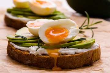 avocado and egg sandwich