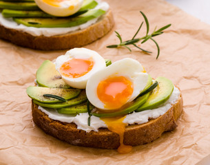 avocado and egg sandwich