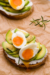 avocado and egg sandwich