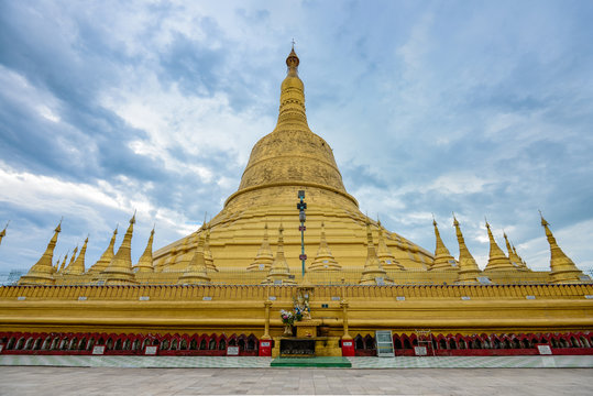 Shwemawdaw Pagoda (Shwemawdaw Pagoda) the hightest pagoda in myanmar locate in bago , myanmar