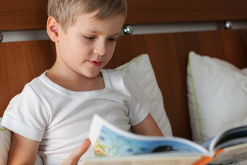 Naklejka premium little boy in bed